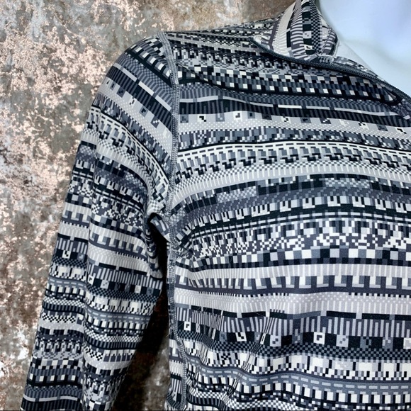 Nike Dri Fit 1/2 Zip Top - Picture 3 of 9